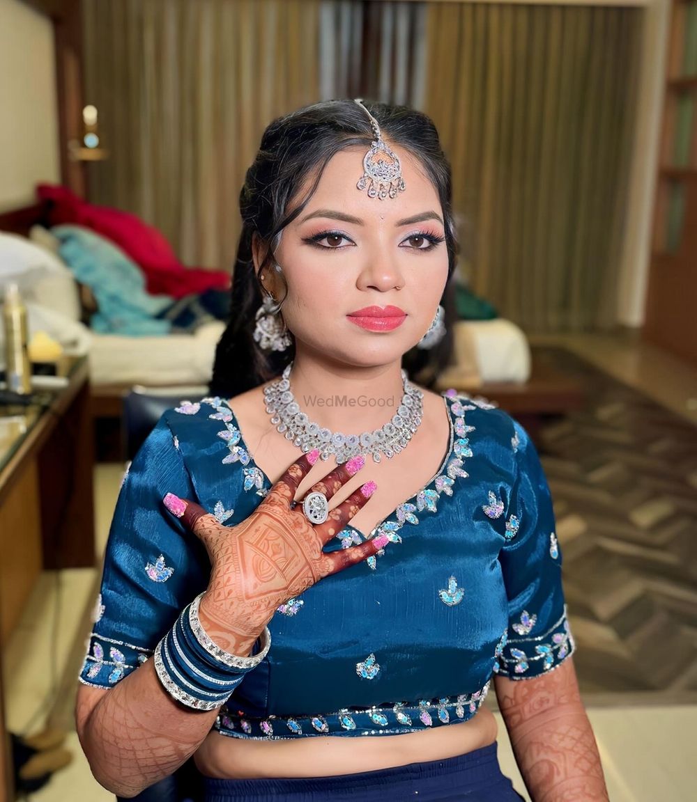 Photo From The Engagement/Sangeet makeover - By Krinjal Soni Makeup