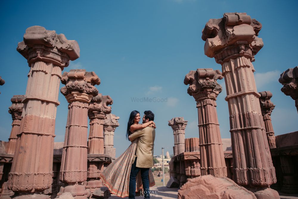 Photo of Pretty pre wedding shot around pillars