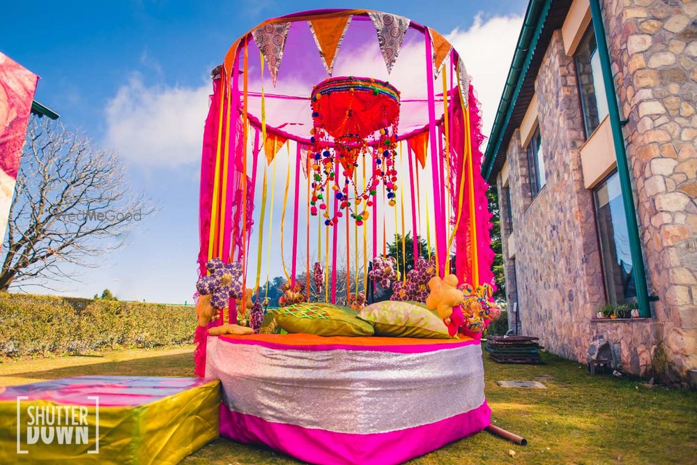 Photo of Mehendi decor idea with cute bridal seat