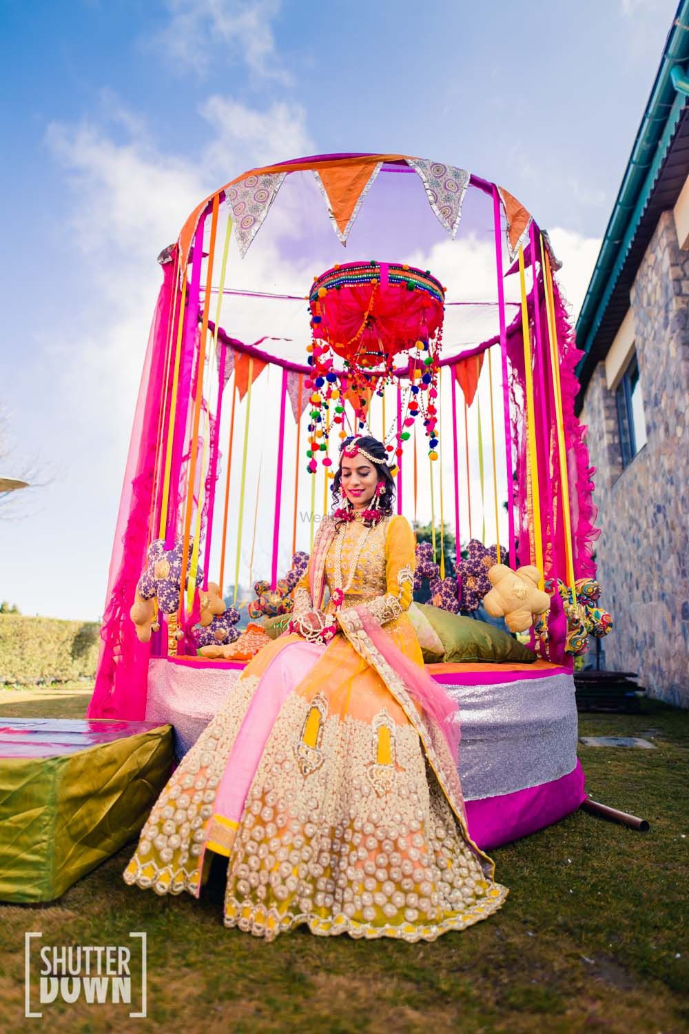 Photo of Mehendi look and decor in pink and yellow