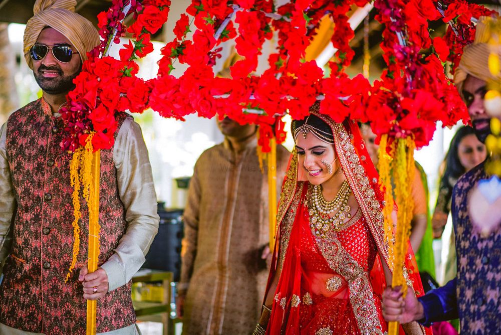 Photo of Beautiful bride under phoolon ki chadar shot
