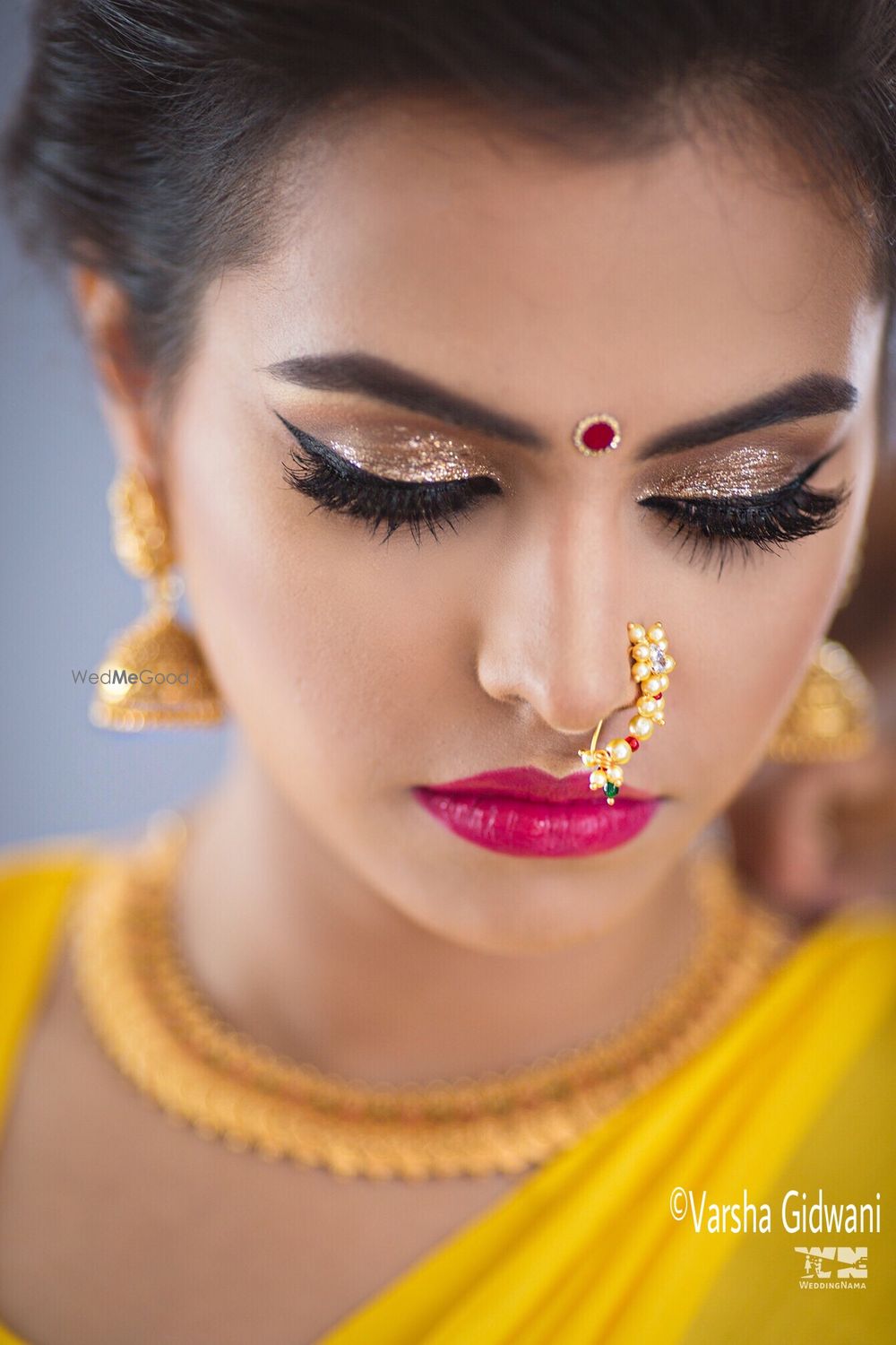 photo-of-marathi-bride-makeup-with-shimmery-eyes-and-bright-pink-lips