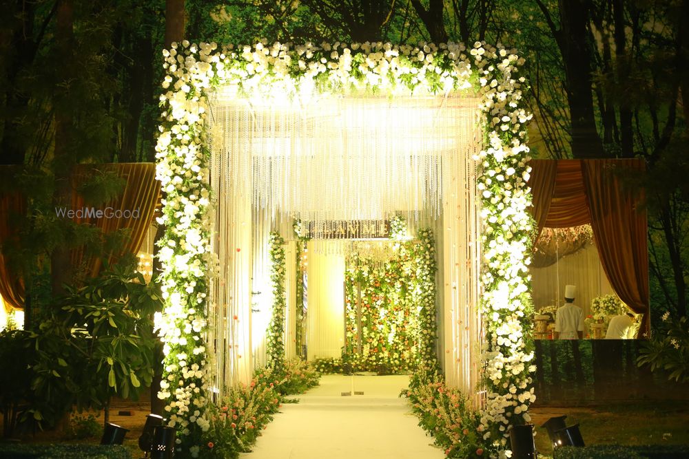 Photo From Chic White Theme - By Shagun Farms by Ferns N Petals