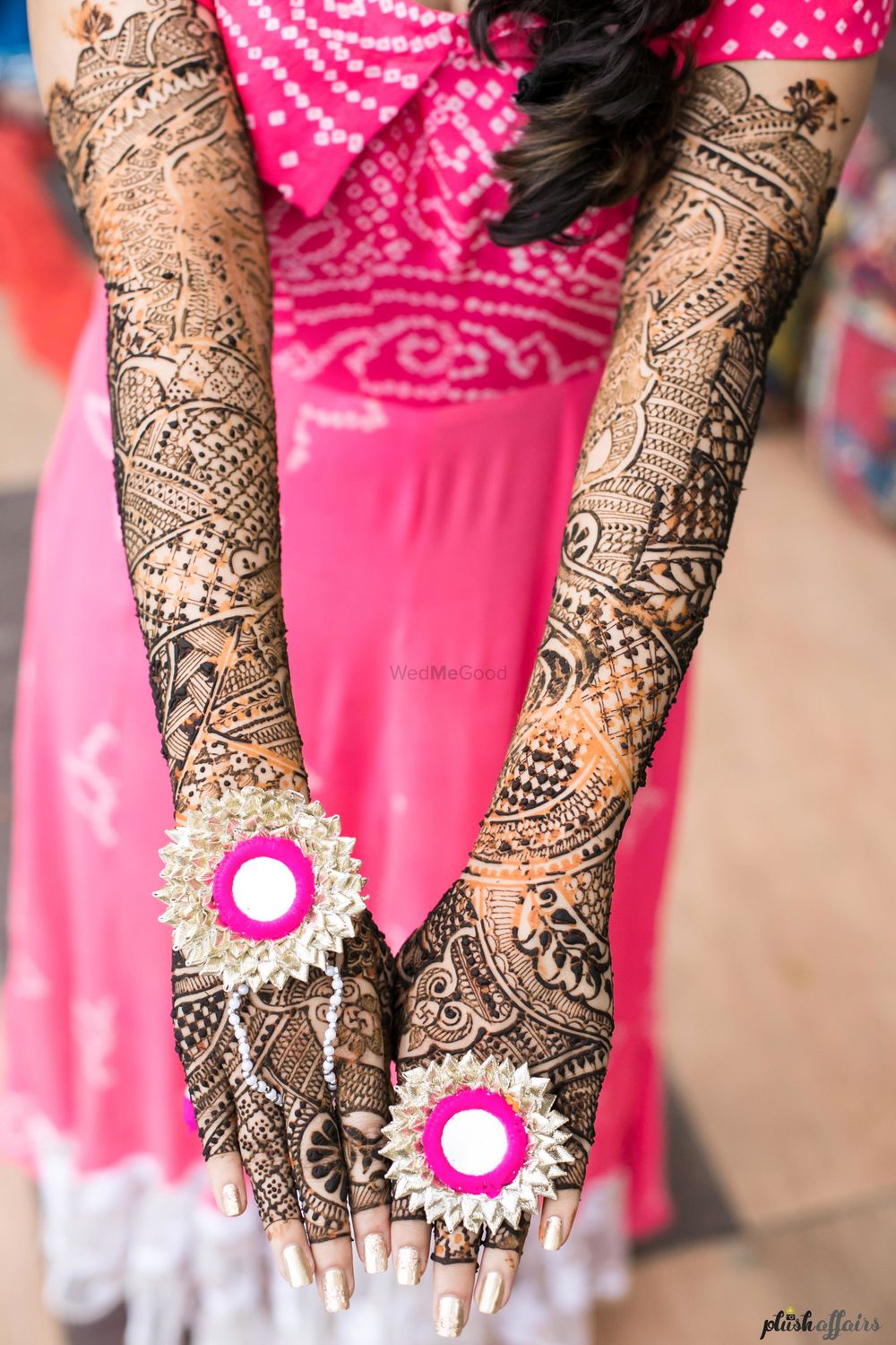 Photo of Bride showing off gota rings on mehendi hands