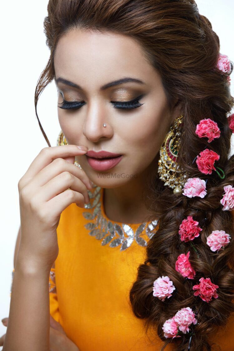 Photo of Mehendi side braid with small pink flowers