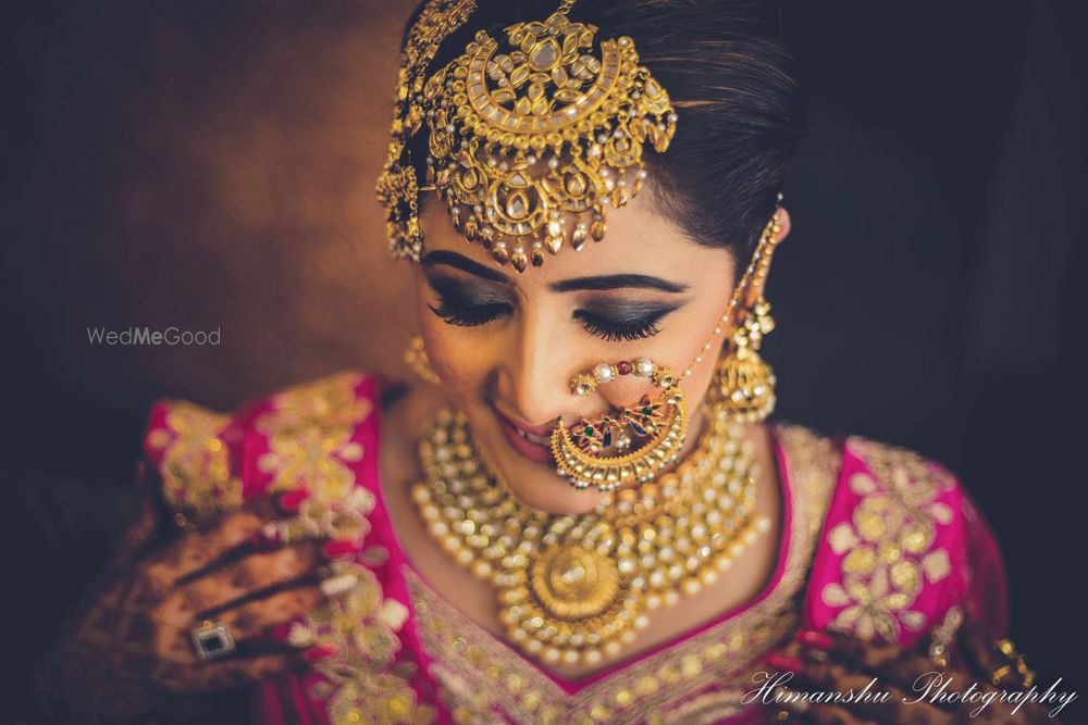 Photo of Bride with huge maangtikka and Nath