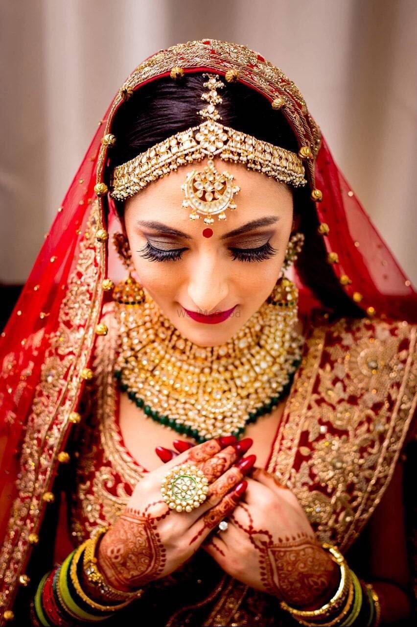 Photo of Elaborate bridal jewellery with mathapatti and necklace
