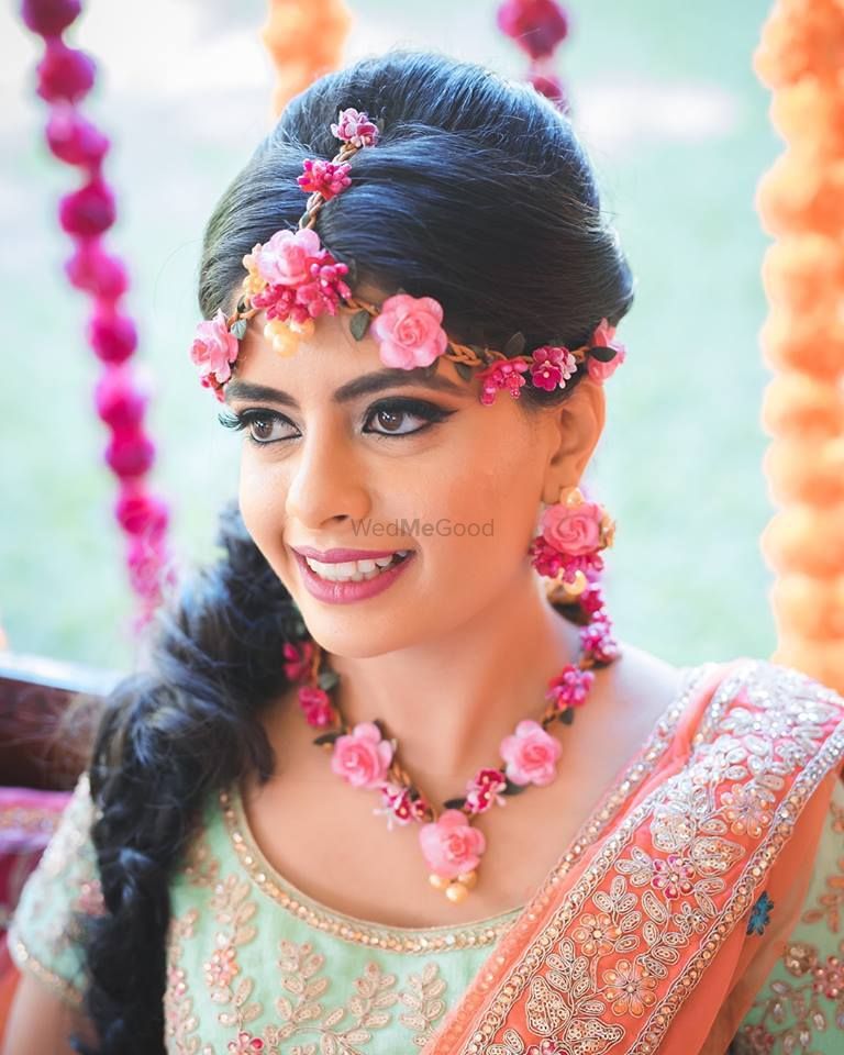 Photo of Mehendi jewellery floral mathapatti and necklace
