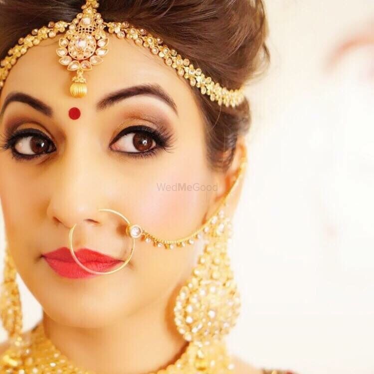 Photo of Gold Polki Bridal Jewellery with Mathapatti and Nath