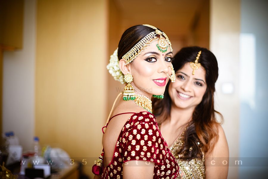 Photo of Bride with sister and contrasting jewellery