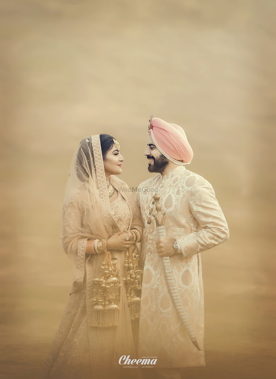 Photo of Sikh couple portrait in matching pastel outfits