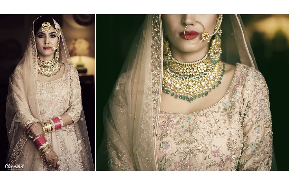 Photo of Contrasting bridal jewellery with pastel lehenga