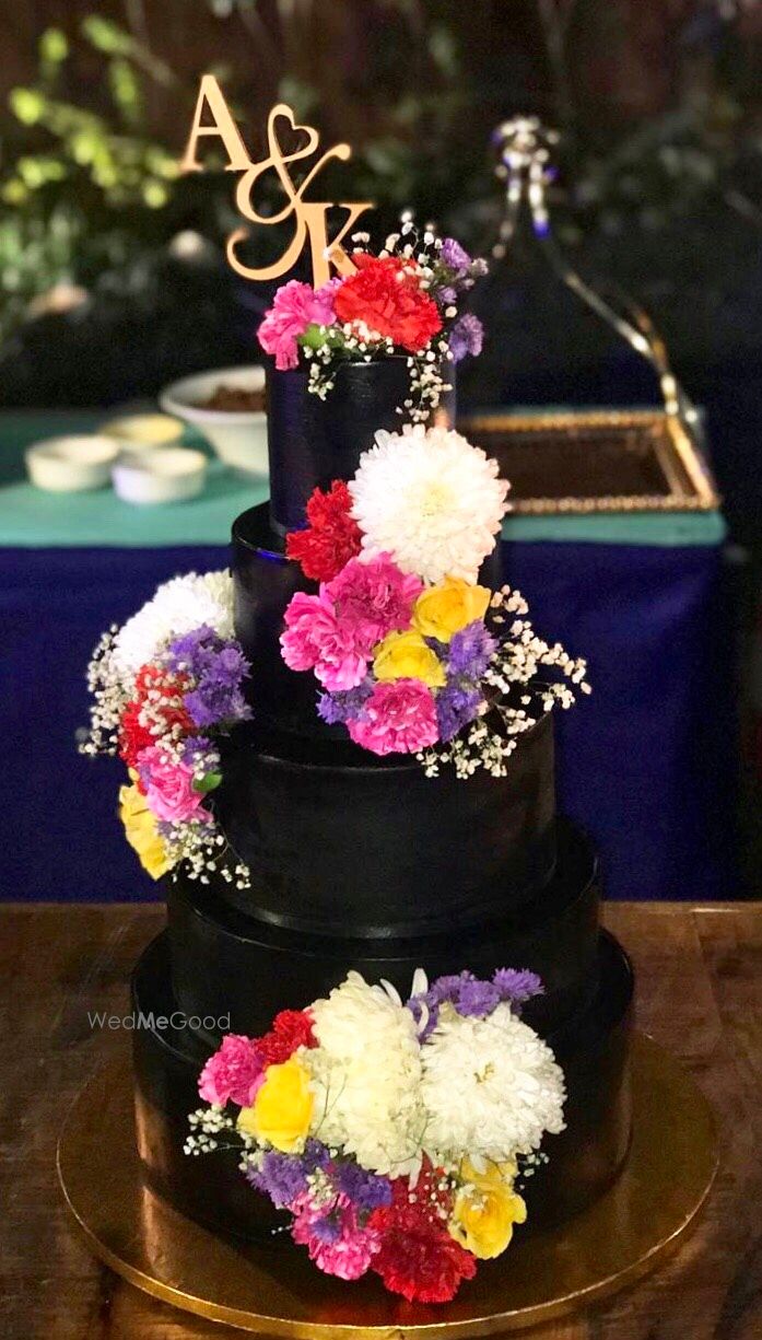 Photo From Engagement/Wedding Cakes - By Mad Batter by Aashna