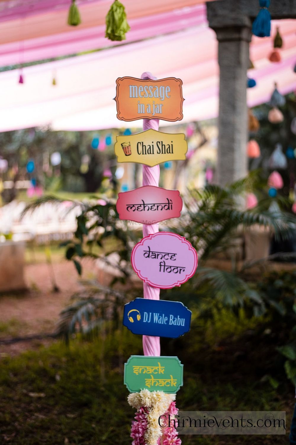 Photo of Fun direction boards for destination wedding idea