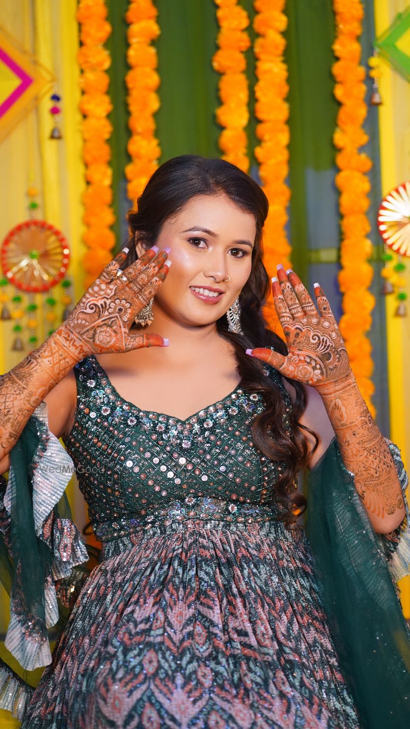 Photo From Sonali’s Mehendi Look  - By Surbhi Malhotra Makeovers