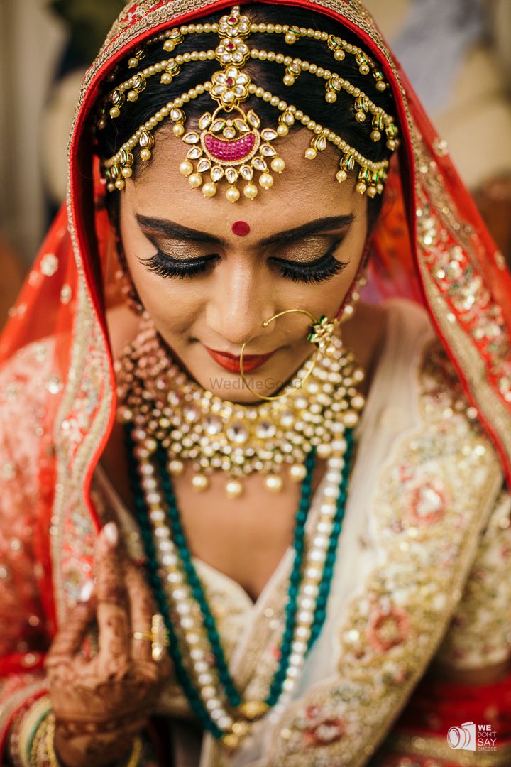 Photo of Bride wearing unique three strand mathapatti
