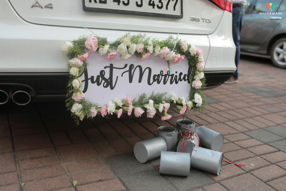 Photo of Couple exit ideas in just married car