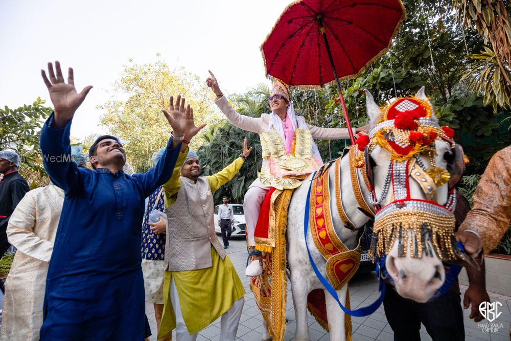 Photo From Yash Devanshi: Stunning Gujrati Wedding at Asian Banquets, Mulund - By Band Baaja Capture