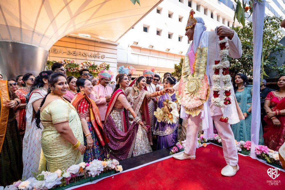 Photo From Yash Devanshi: Stunning Gujrati Wedding at Asian Banquets, Mulund - By Band Baaja Capture