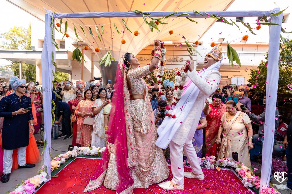 Photo From Yash Devanshi: Stunning Gujrati Wedding at Asian Banquets, Mulund - By Band Baaja Capture