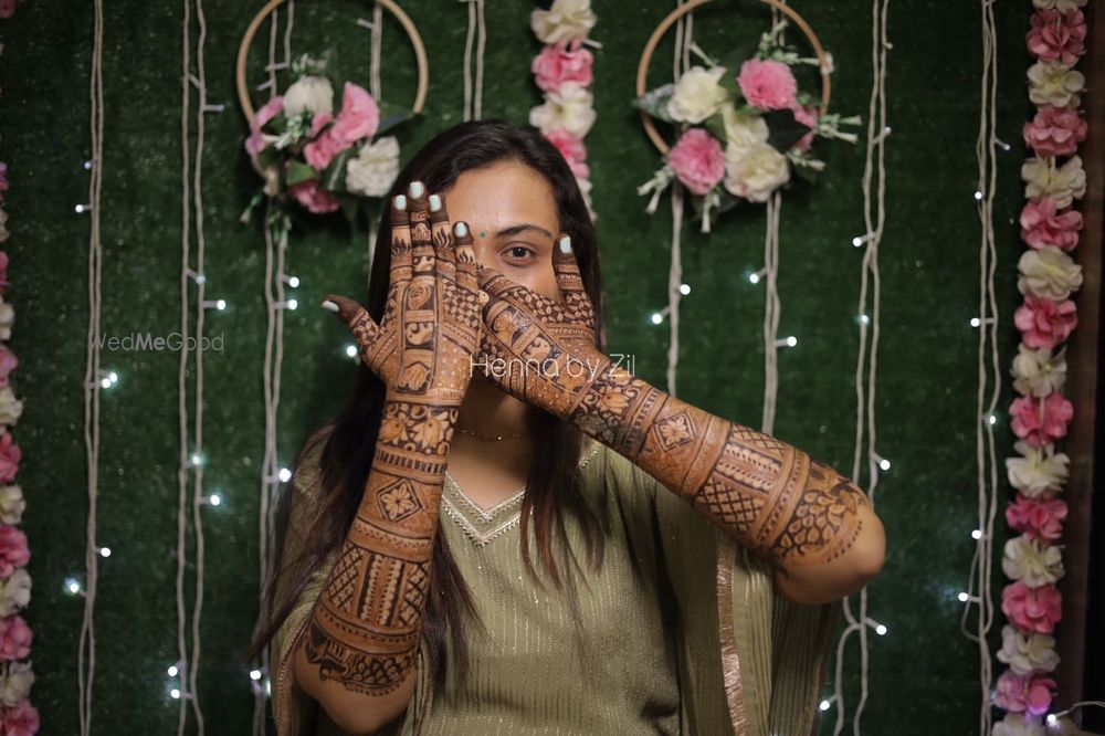 Photo From Devanshi’s wedding mehendi  - By Henna by Zil