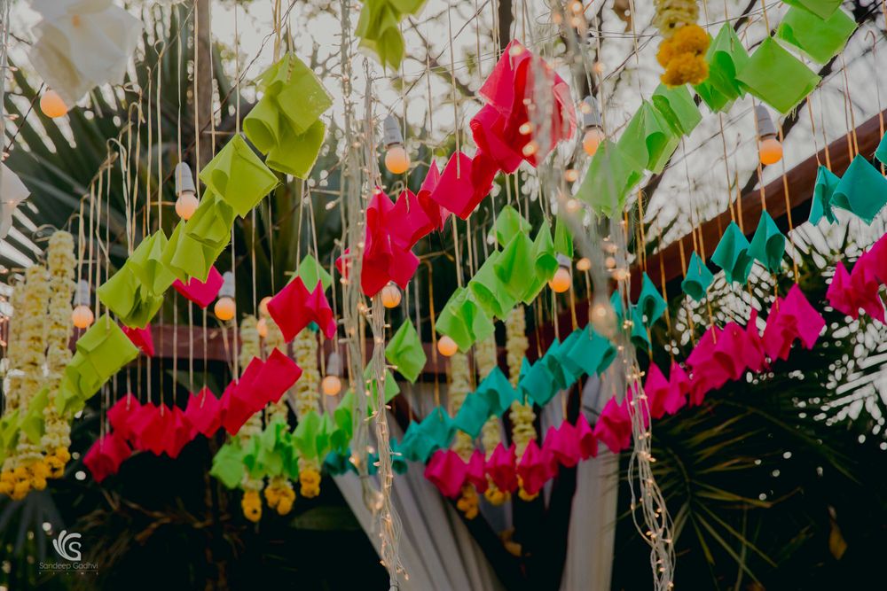 Photo of Mehendi decor idea with hanging origami