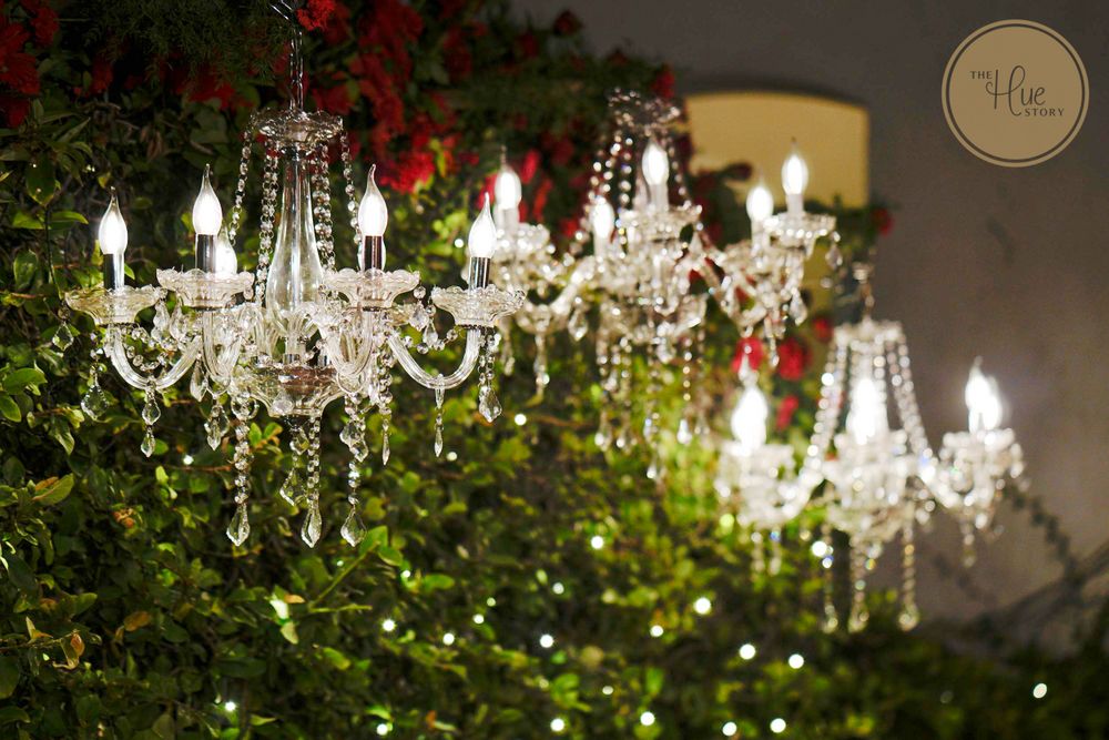 Photo of Chandelier decor in the outdoor venue
