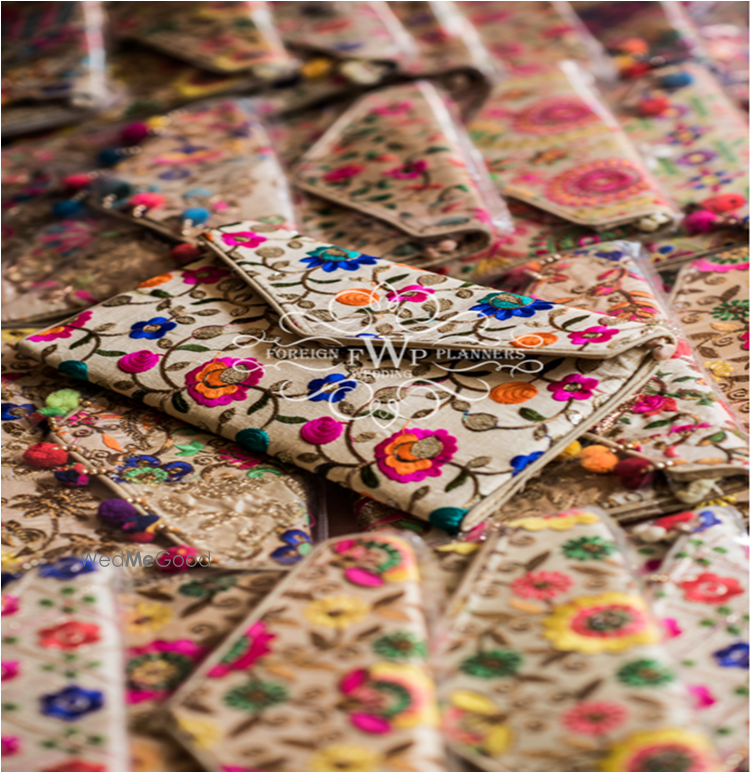 Photo of Mehendi favour idea with clutches