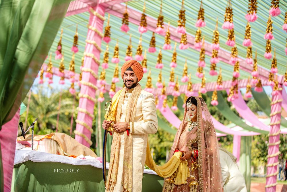 Photo of A sikh ouple during their Anand Karaj