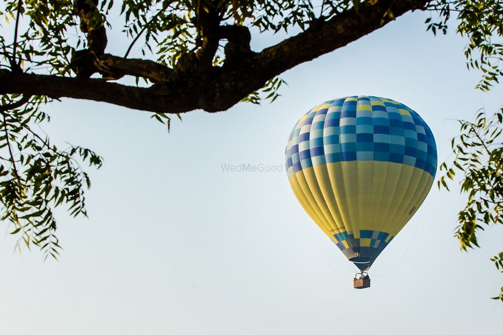 Photo of Hot air balloon pre wedding shoot proposal idea