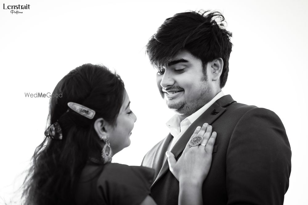 Photo From Aman & Prakriti – A Pre-Wedding Tale Full of Love & Light - By Lenstrait Pictures