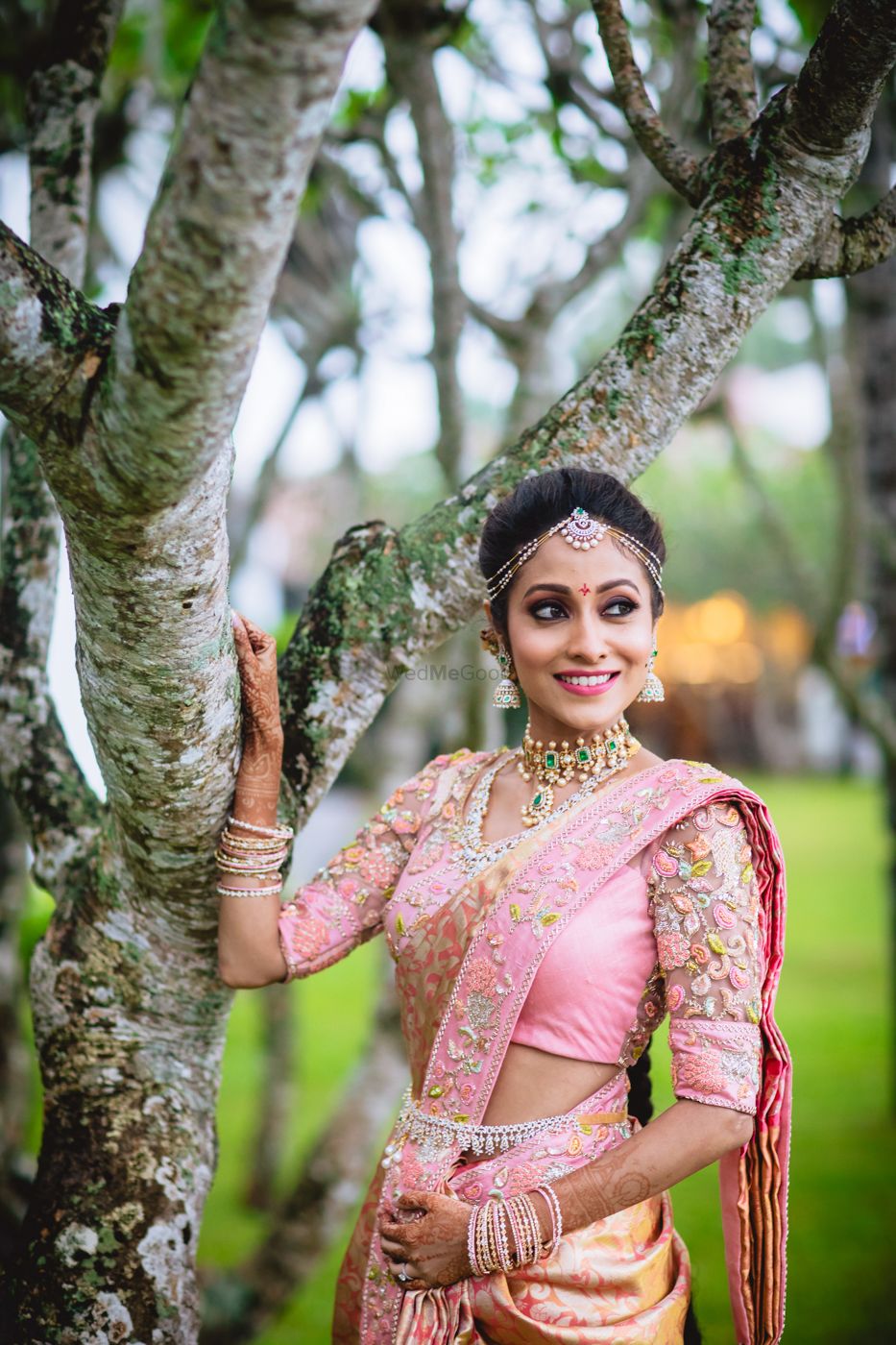 Photo of South Indian bride with minimal jewellery and modern look
