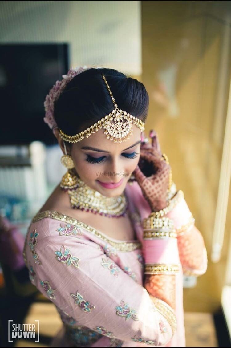 Photo of A bride in light pink lehenga and pink chooda