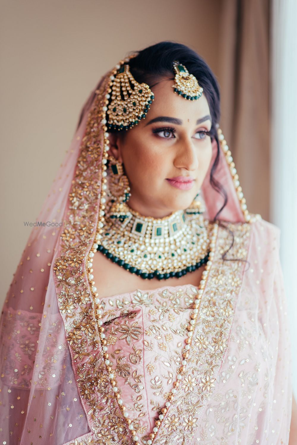 Photo of Contrasting jewellery with green beads with pastel lehenga