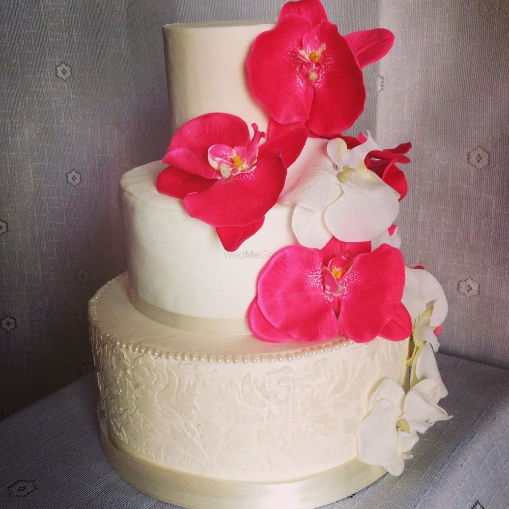 Photo From Wedding cakes - By Sugary Bakers