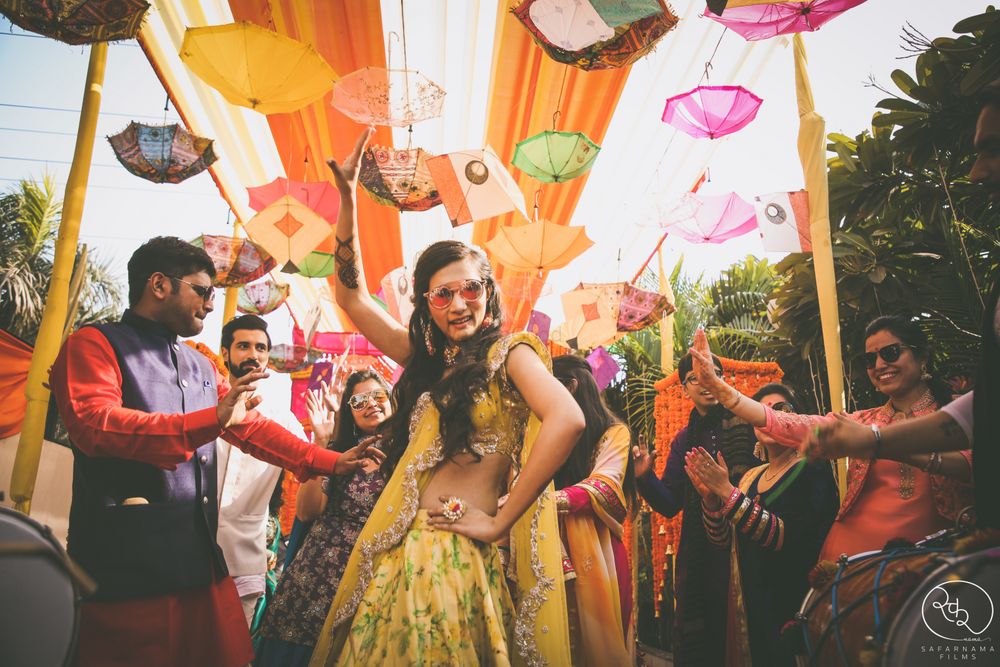 Photo of Mehendi decor idea with dancing bride