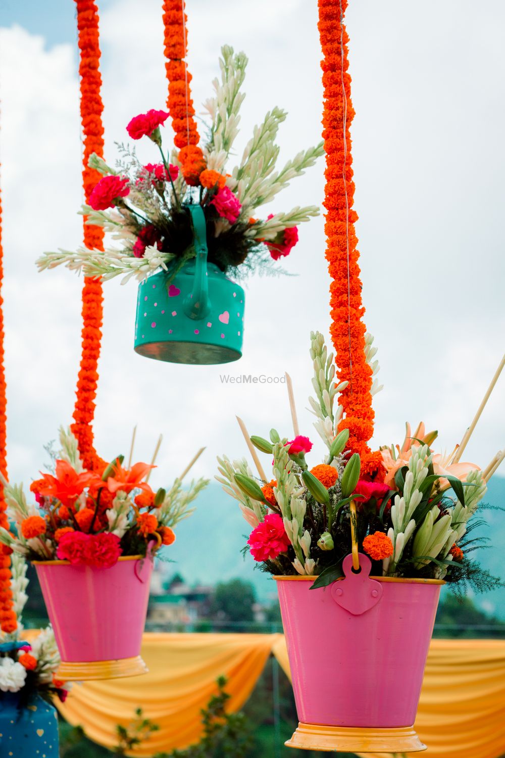 Photo of Pretty hanging kettle with flowers for mehendi