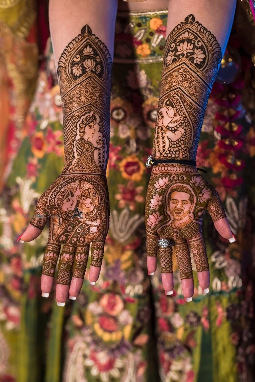 Photo of Mehendi with bride and groom portraits and design