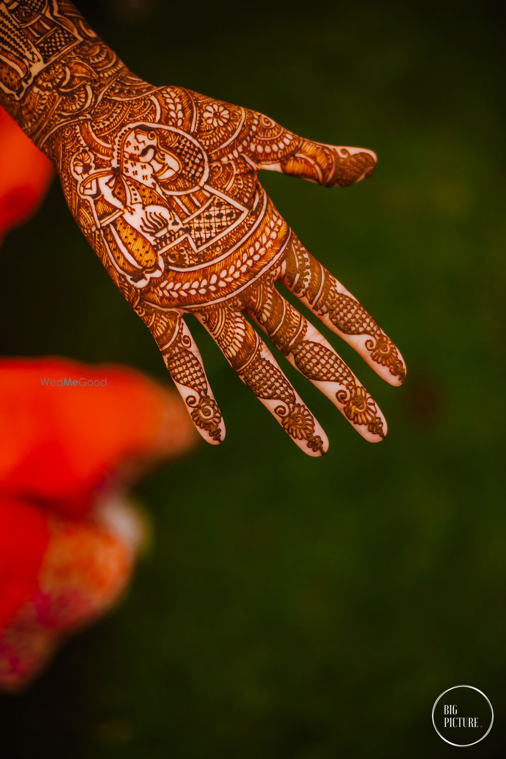 Photo of Bridal mehendi design with portraits for wedding