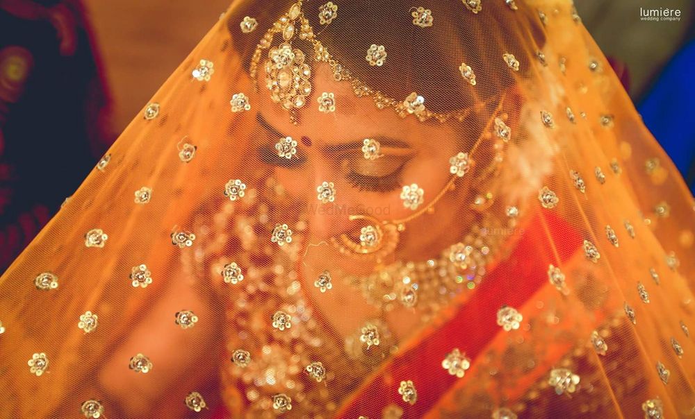 Photo of bride in veil shot