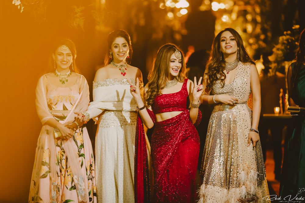 Red Wedding Photoshoot & Poses Photo bride with bridesmaids