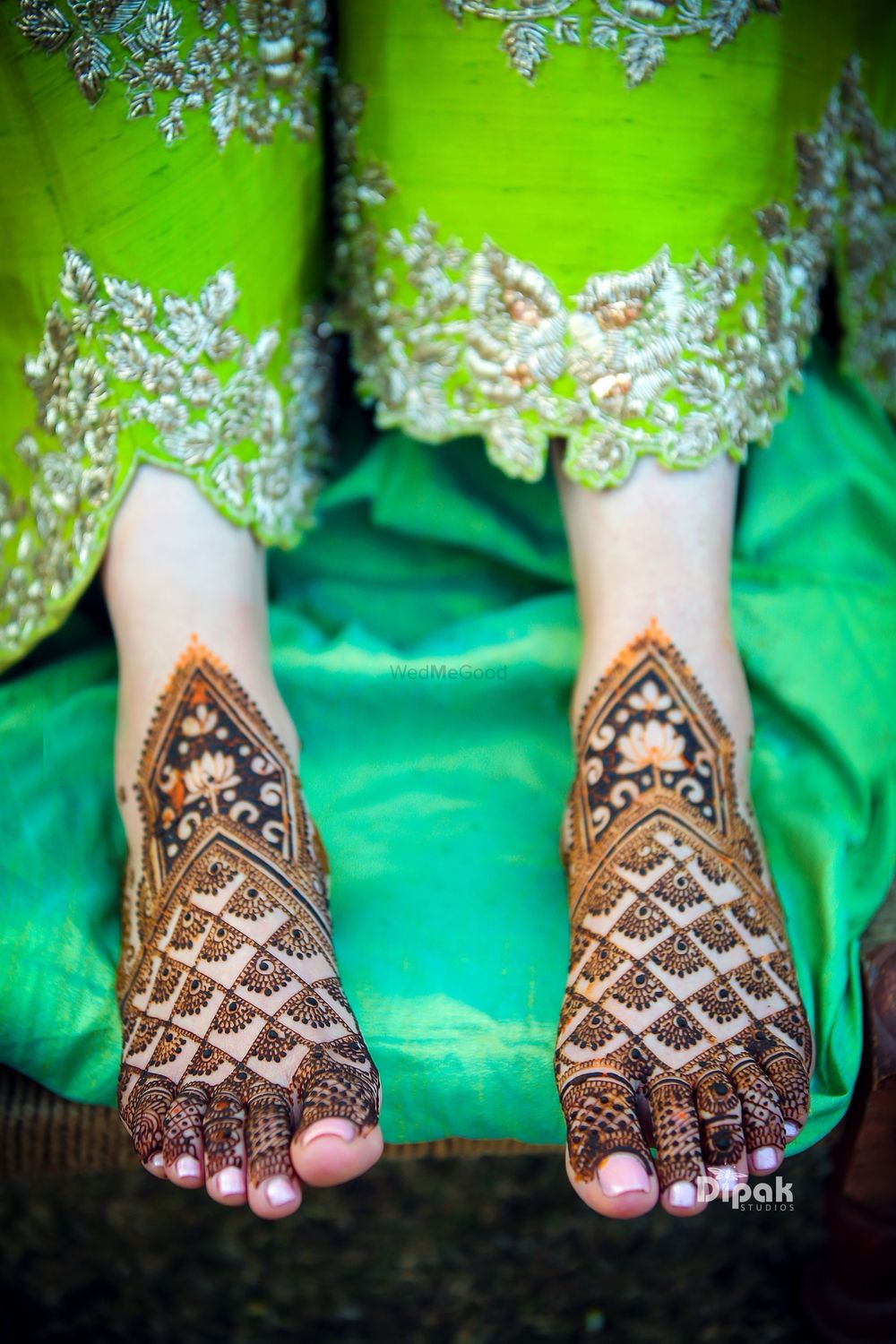 Photo of Bridal feet mehendi design idea with lotus