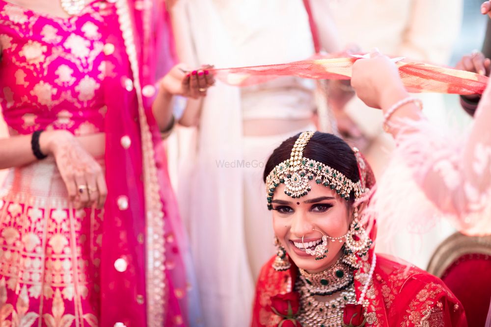 Photo of Happy bride shot with statement mathapatti