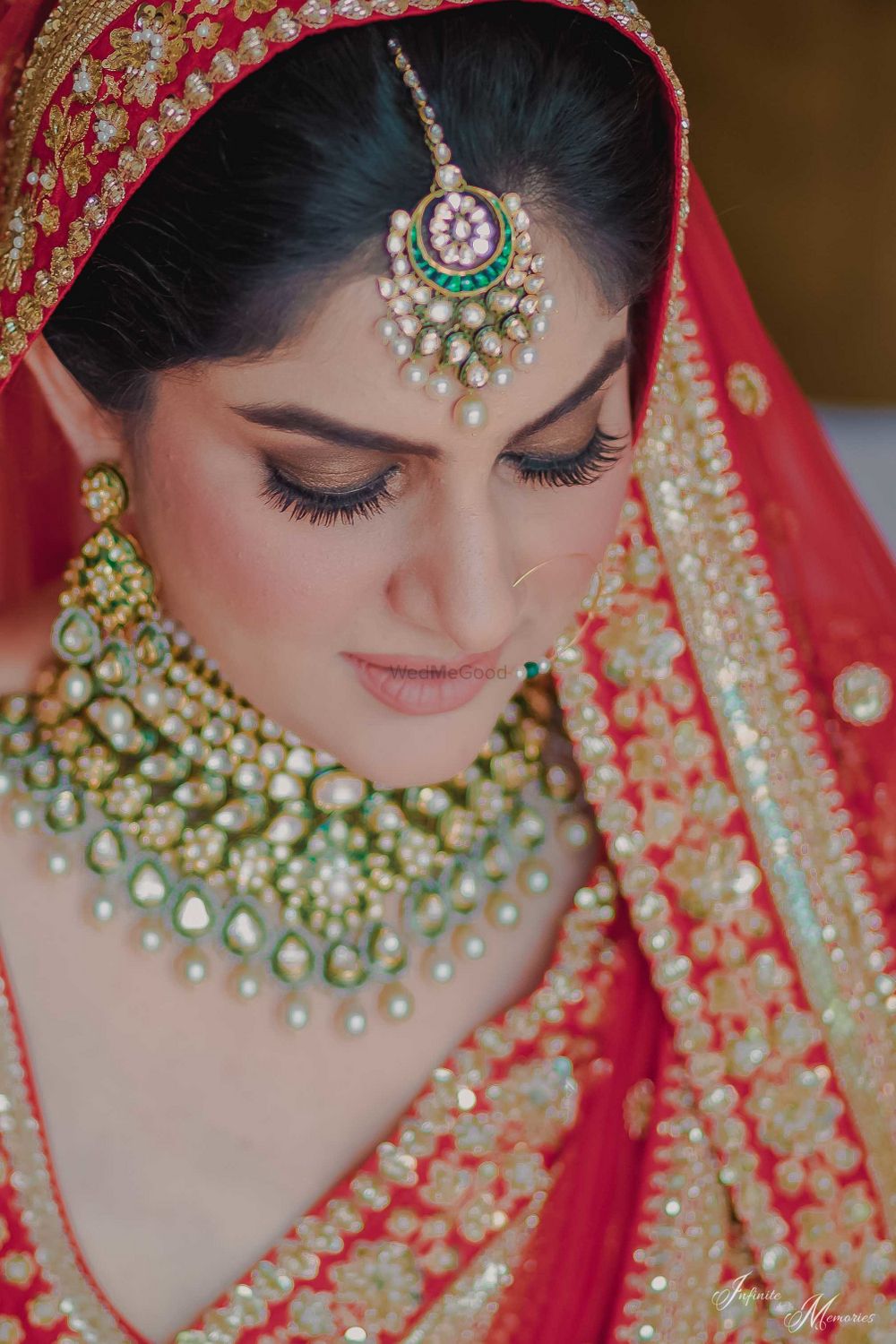 Photo of Bridal necklace and maangtikka contrasting to her lehenga