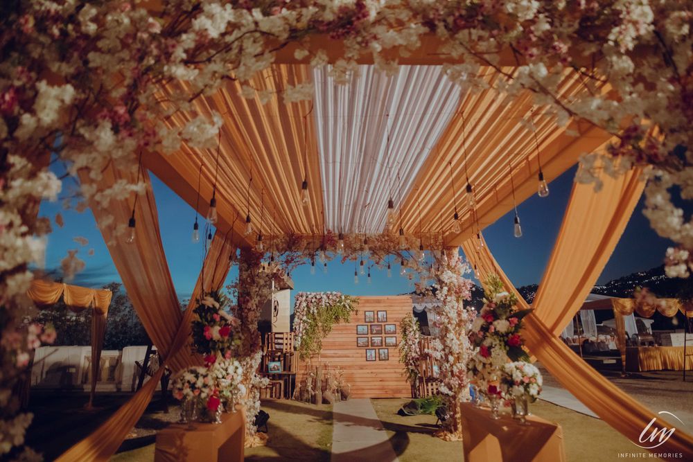 Photo of A beautiful outdoor wedding decor