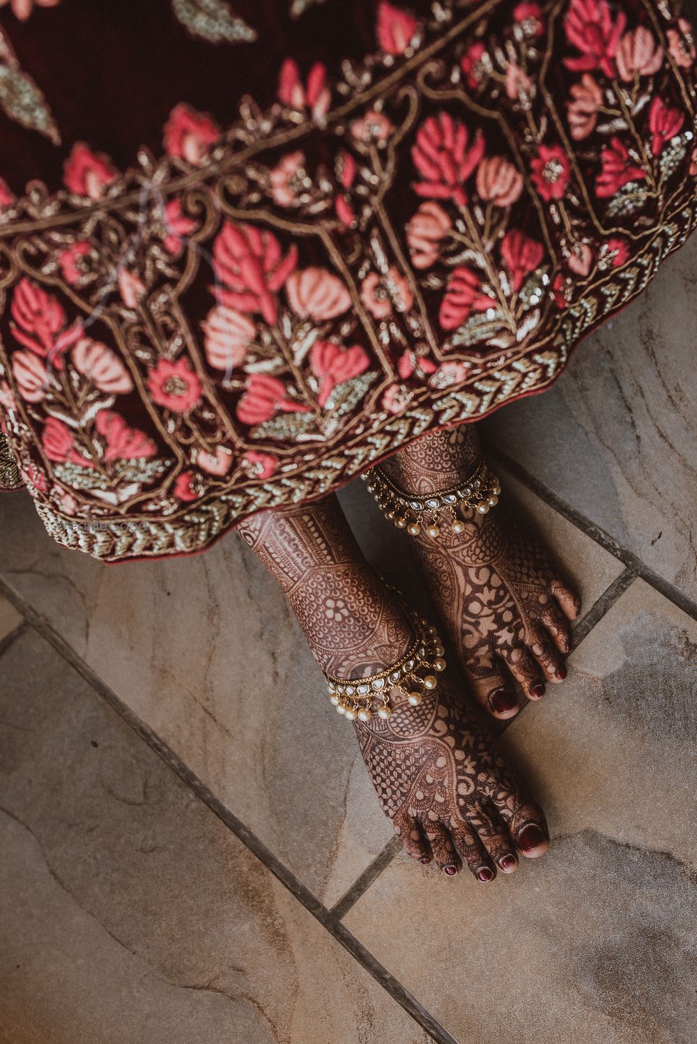 Photo of Stuuning, dar feet mehndi shot!