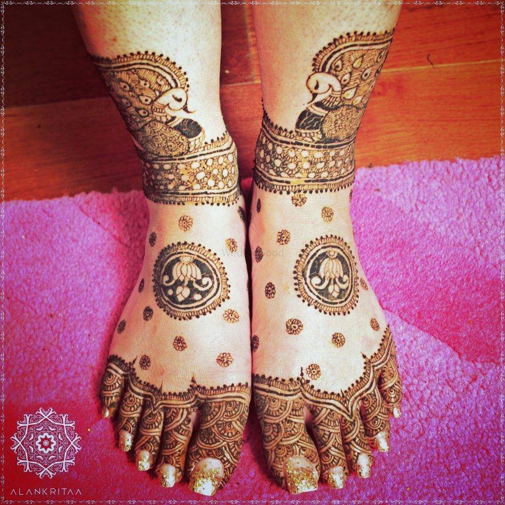 Photo of Minimal mehendi feet design for brides