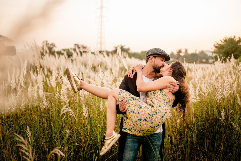 Photo of Cute pre wedding shoot idea outdoors with couple kissing