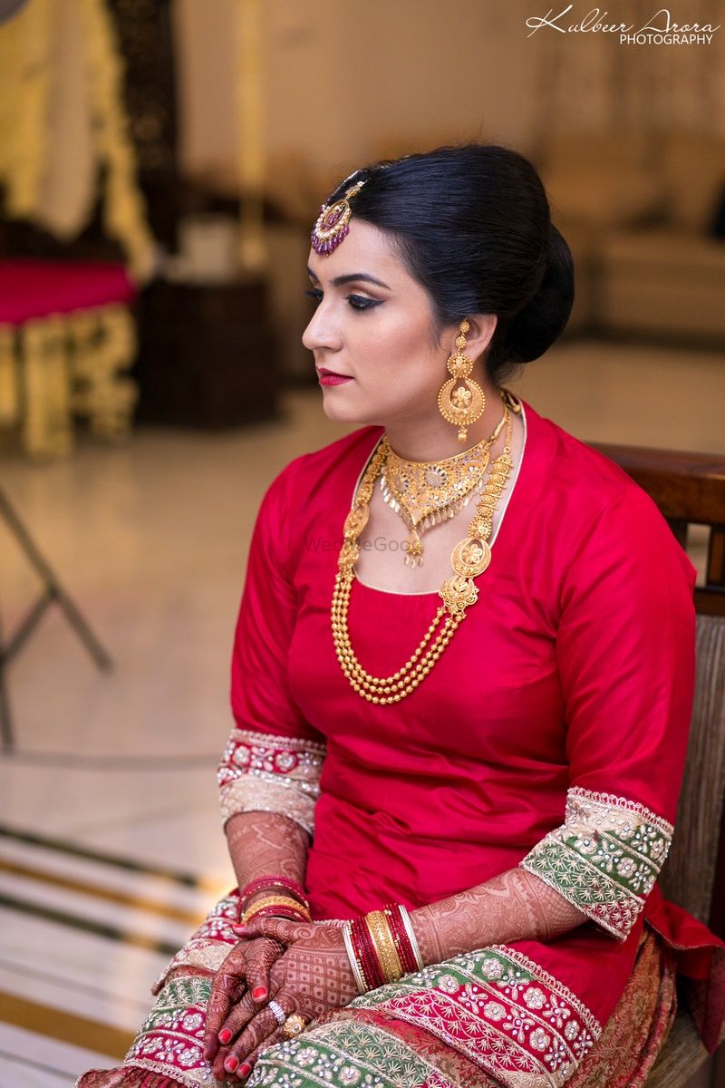 Photo of Red Muslim Bride with Gold Sathlada Haar