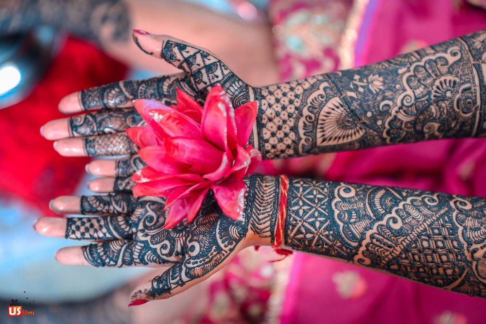 Photo of A bride flaunting her mehndi